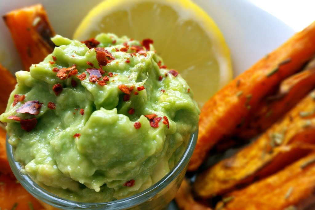 Süßkartoffelpommes mit Avocadodip