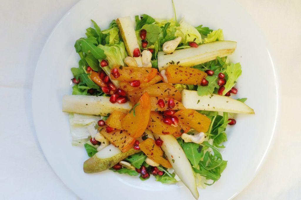 Wintersalat mit Kürbis, Birnen und Granatapfelkernen