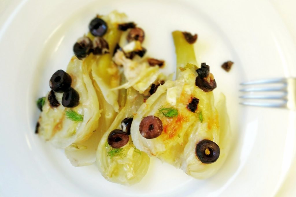 Gratinierter Fenchel mit Oliven und getrockneten Tomaten