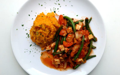Süßkartoffel-Pastinaken-Püree mit Gemüse und Tofu