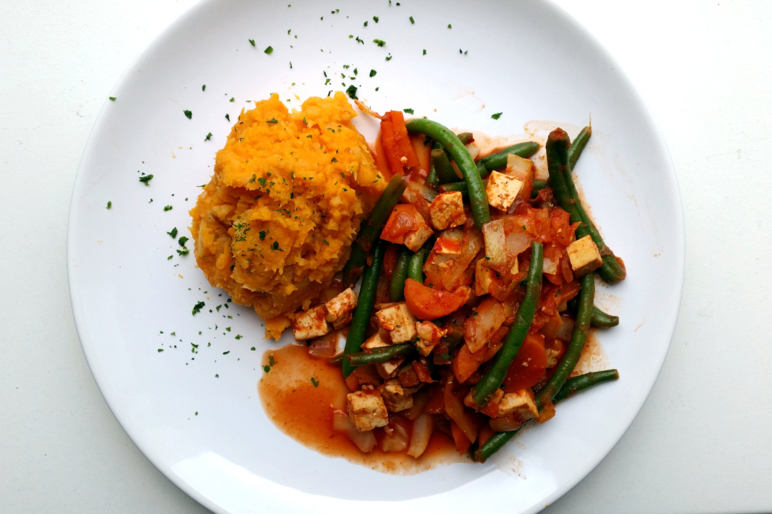 Püree aus Süßkartoffeln und Pastinaken mit Gemüse und Tofu auf einem Teller