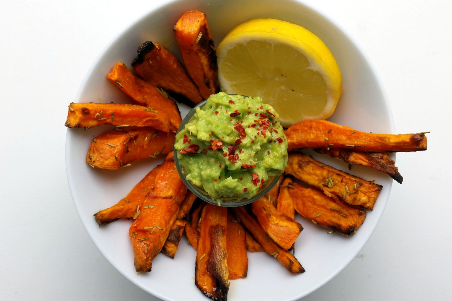 Süßkartoffelpommes mit Avocadodip