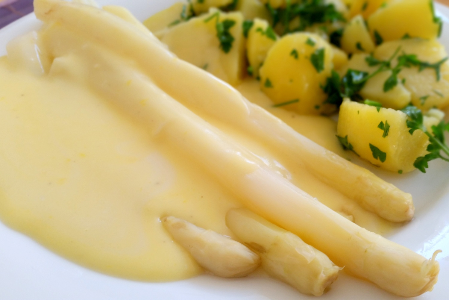 Falsche Sauce Hollandaise mit weißem Spargel und Petersilienkartoffeln