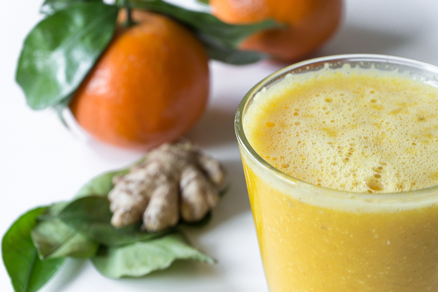 Gelbes Getränk aus Grüntee, Mandarinensaft und Kurkuma