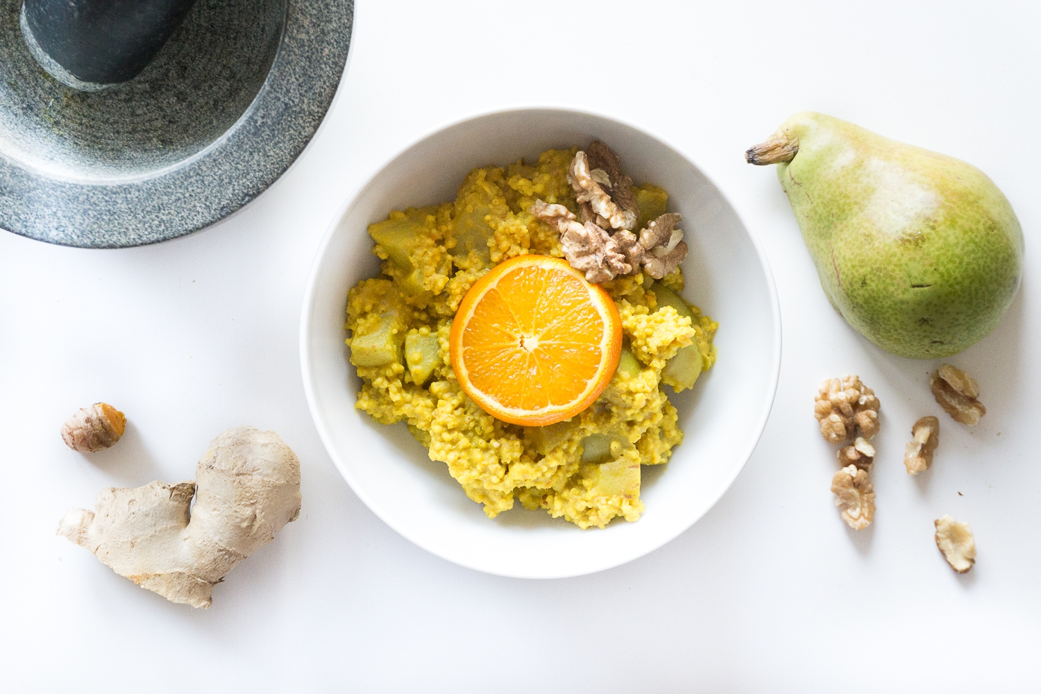 Goldener Hirse-Porridge mit Kurkuma, Ingwer und Orange