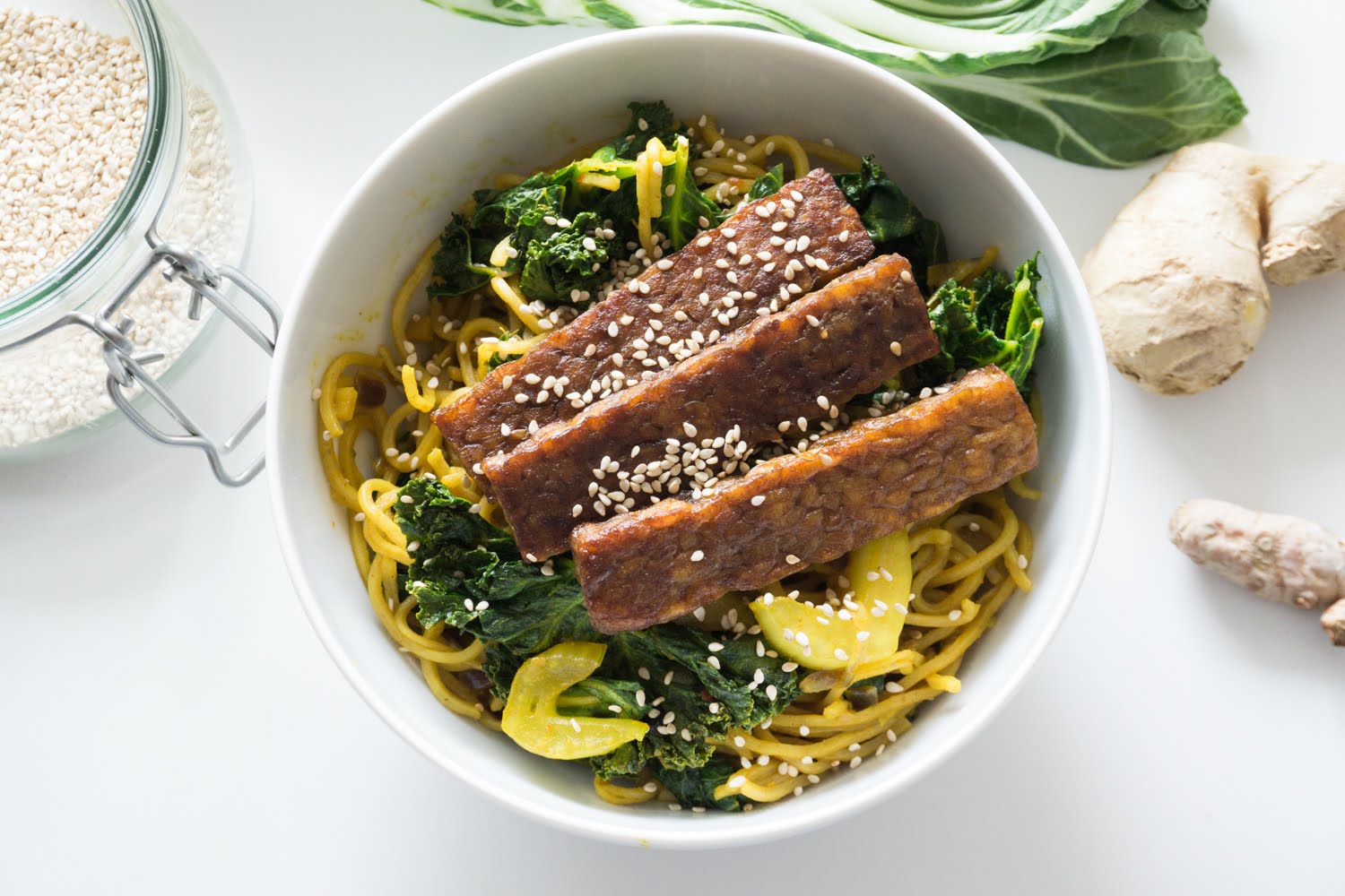 Indonesisch_ Mie goreng_Titelbild_Joyfood_Sabrina Egg_Diätologie Mie goreng_gebratene Nudeln mit Grünkohl, Pak Choi und Tempeh