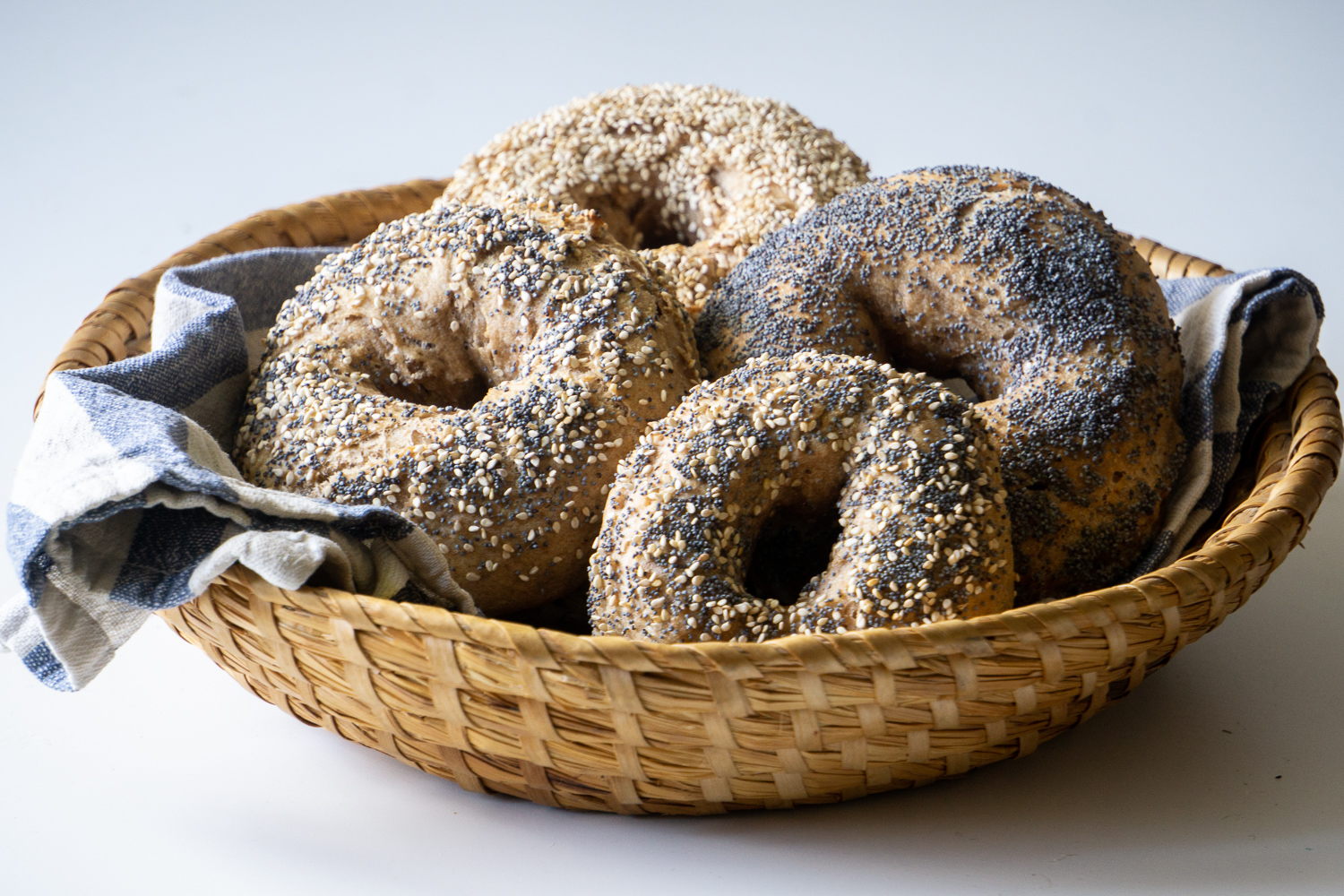 Amerikanische Bagels mit Mohn und Sesam