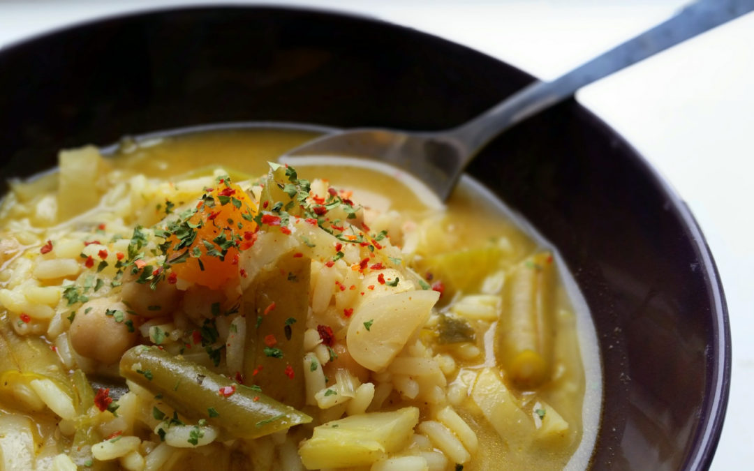 Currysuppe mit Reis und Gemüse