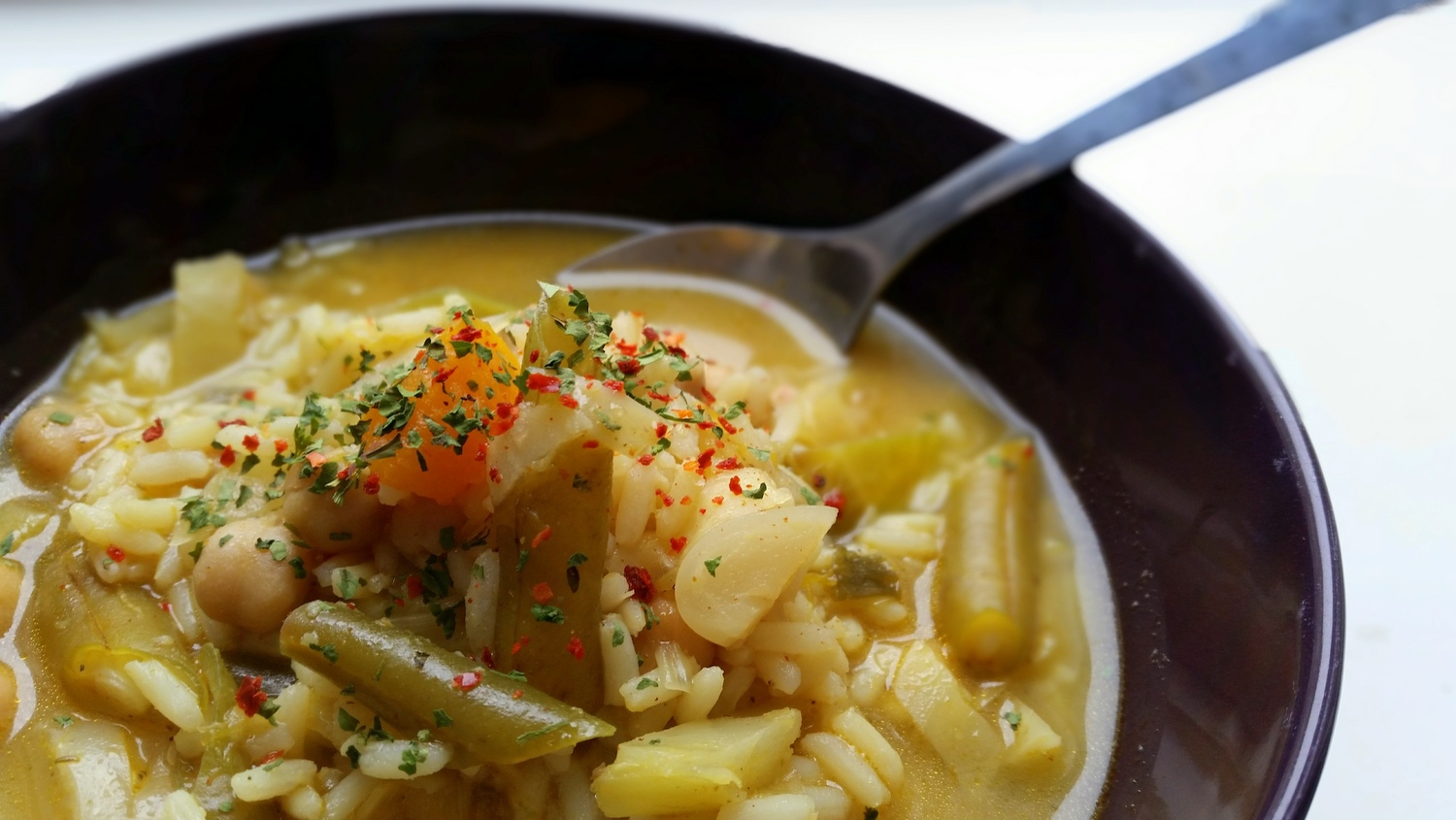 Currysuppe mit Reis, Kichererbsen und grüne Bohnen