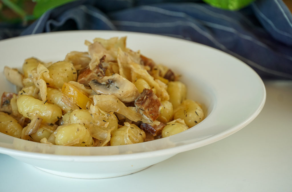 Gnocchi mit Kraut-Pilzrahmsauce und Tofu-Speck