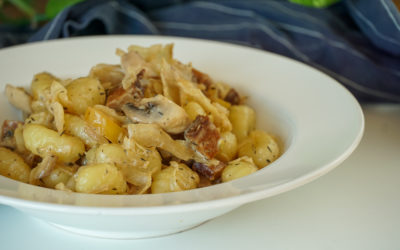 Gnocchi mit Kraut-Pilzrahmsauce und Tofu-Speck